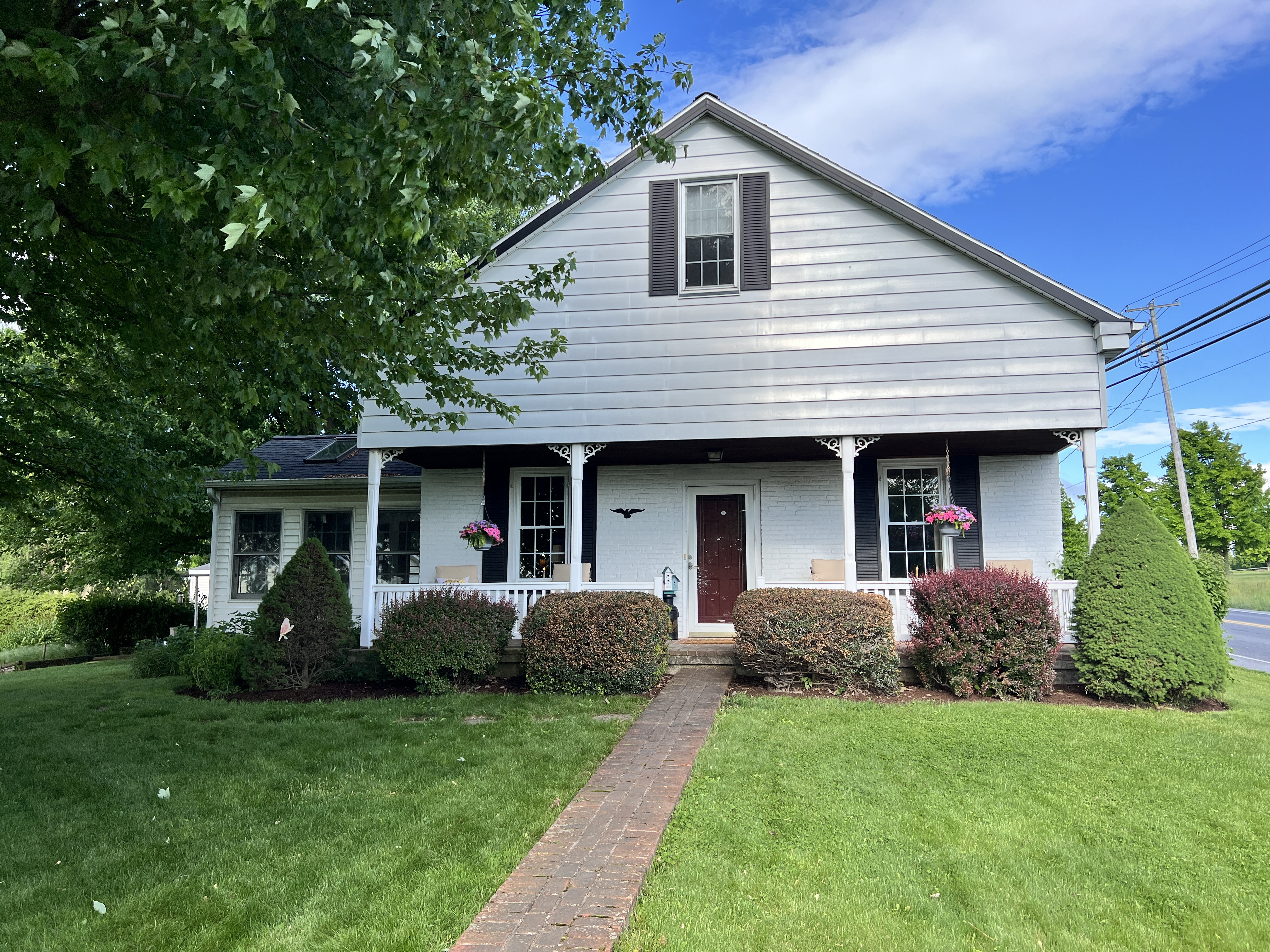 SPACIOUS 1.3 ACRE COUNTRY PROPERTY