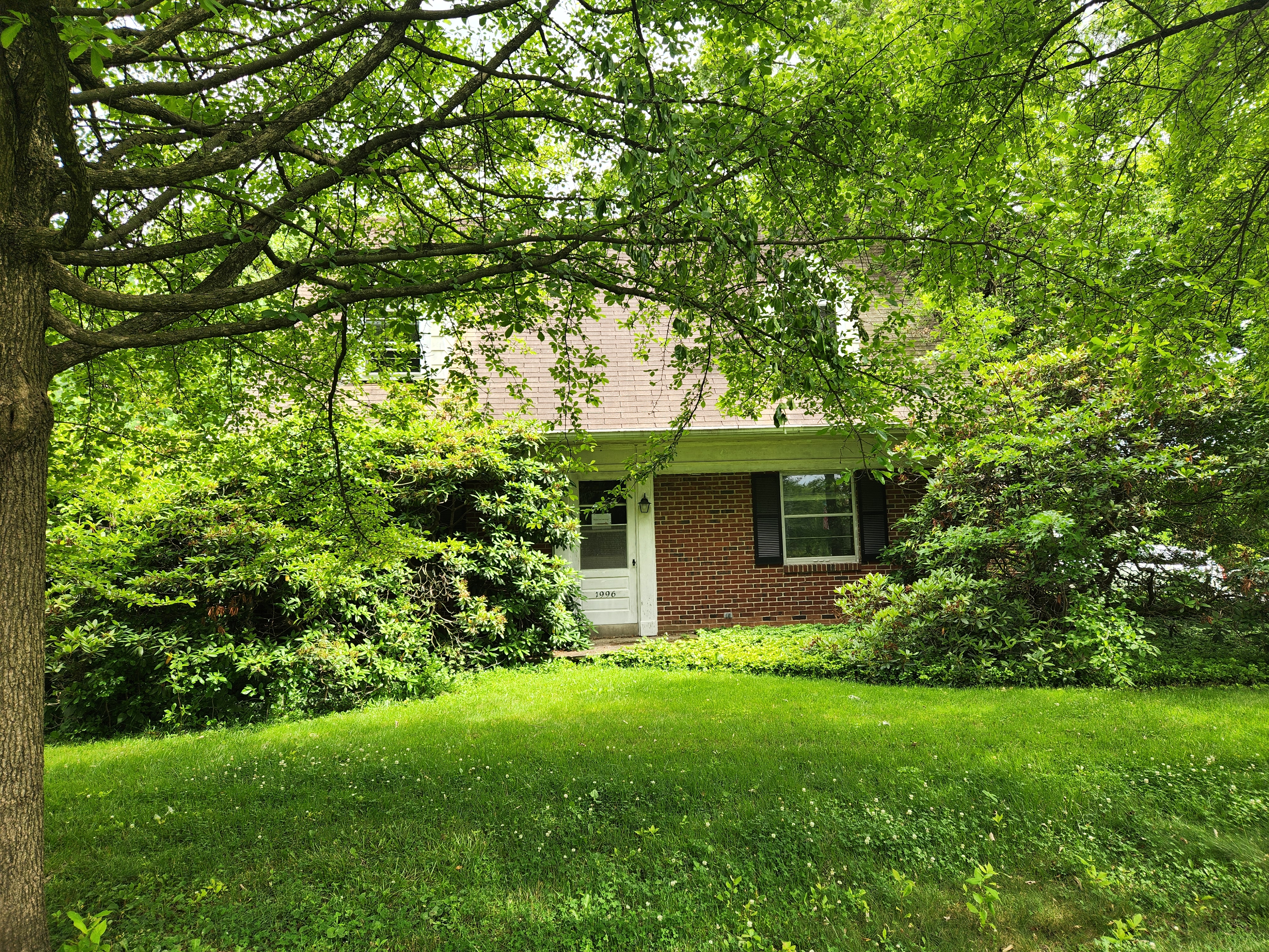MANHEIM TWP, 3 BEDROOM BRICK HOME W/ EXTRA LARGE LOT