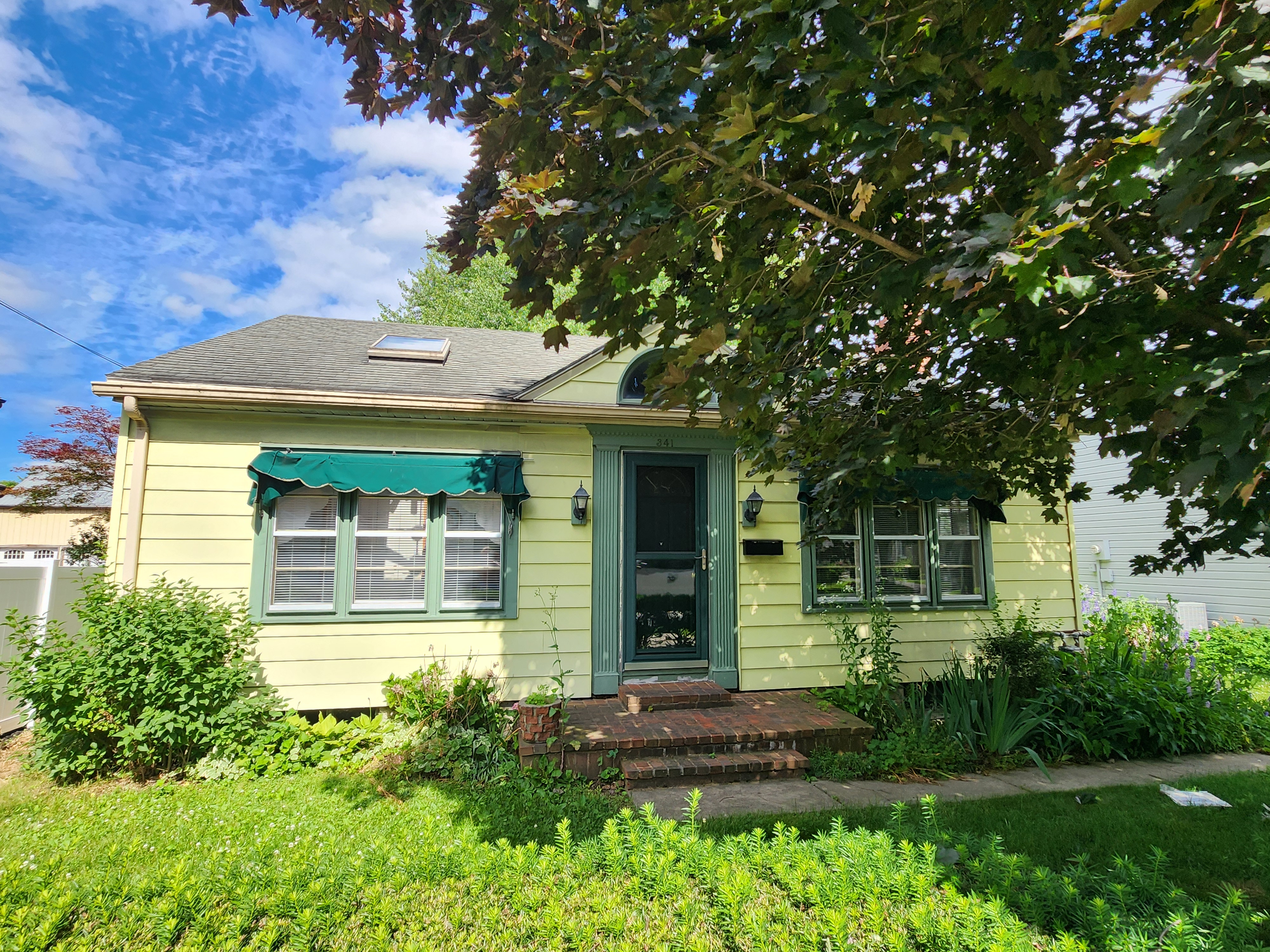 2 BEDROOM RANCH HOME W/ VAULTED CEILINGS