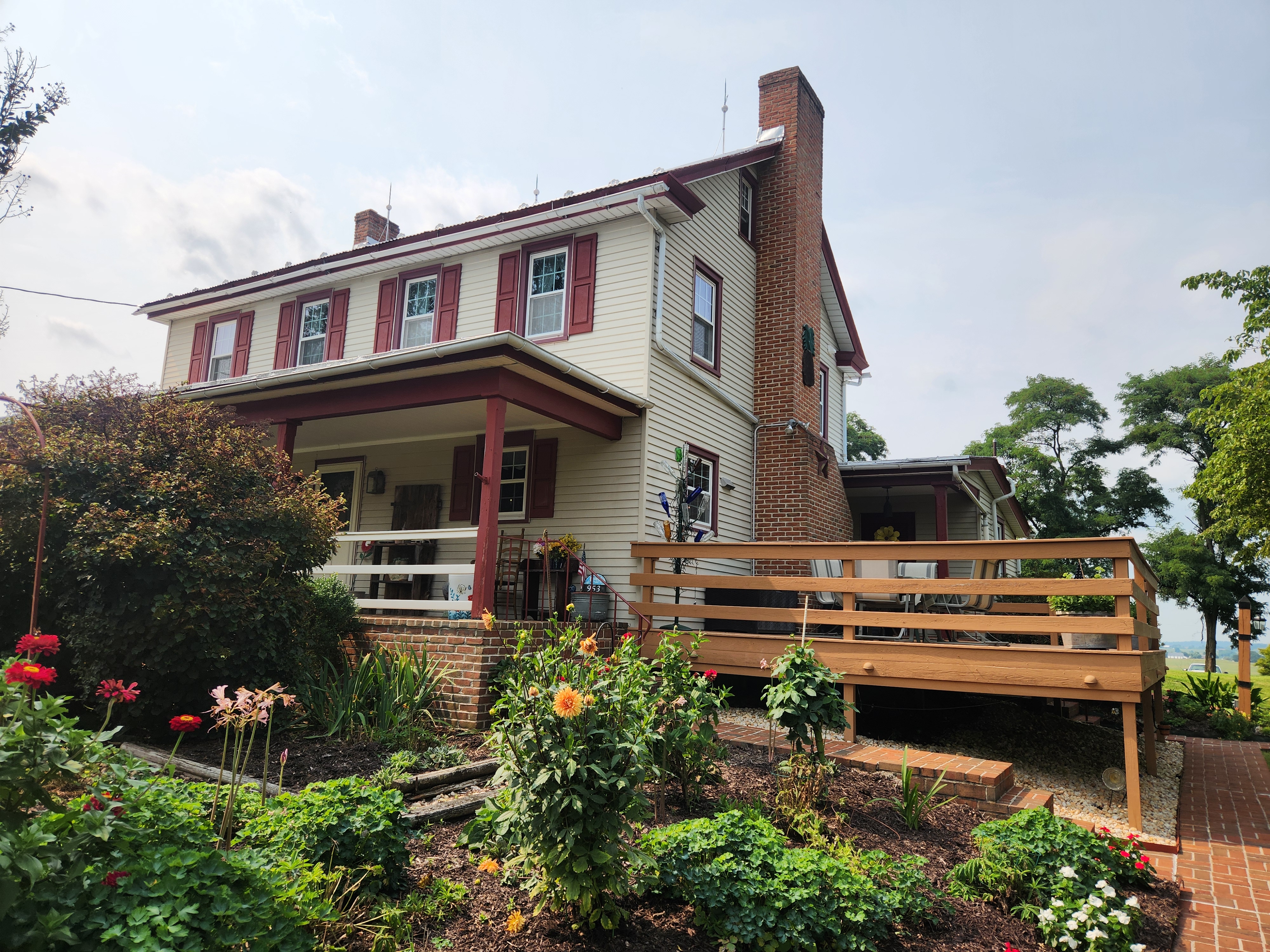 3 BEDROOM HOME WITH BARN & 3-CAR GARAGE