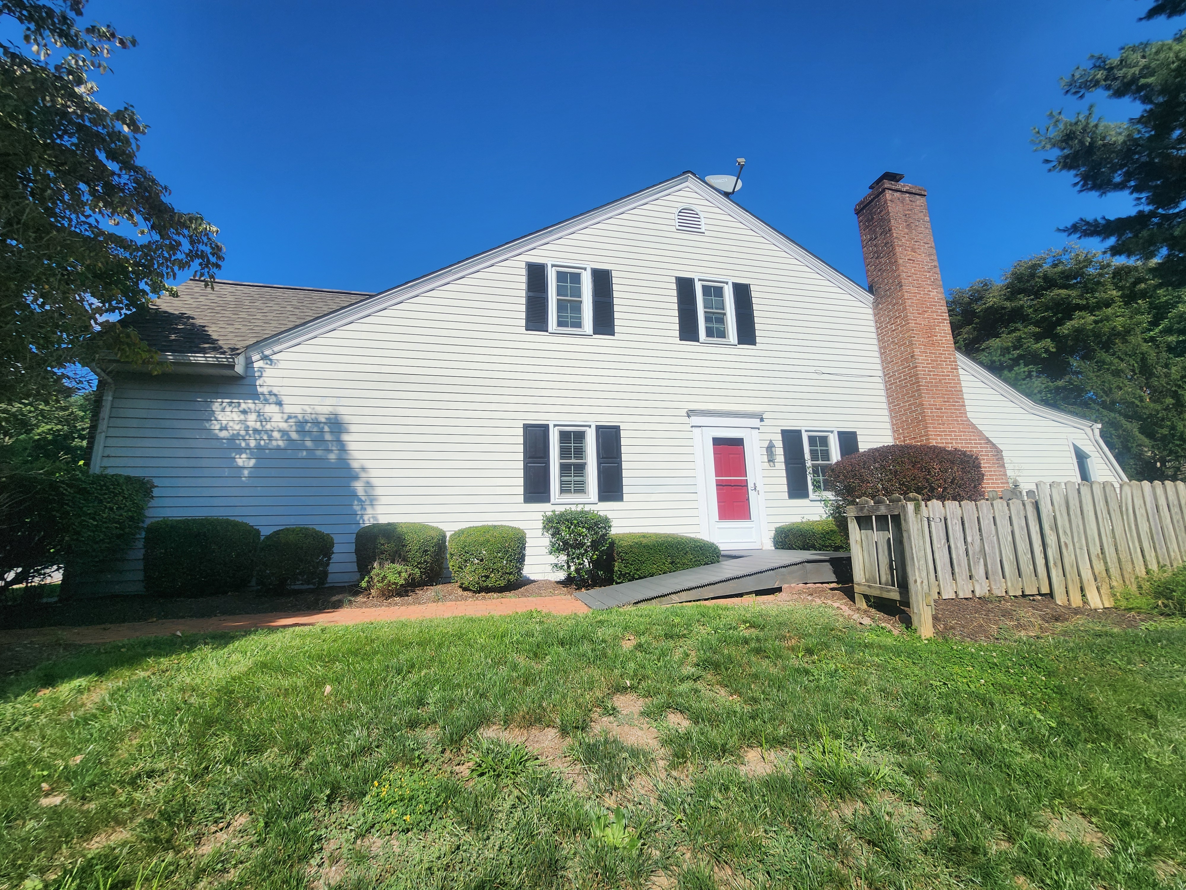 HEMPFIELD END-UNIT TOWNHOUSE